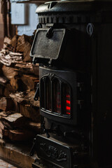 Estufa de leña metálica en un ambiente hogareño típico de un pueblo de España