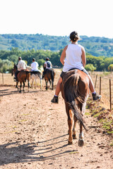 Un paseo por el campo a caballo