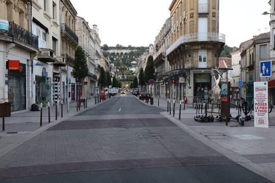 Rue typique, ville de Agen, d&eacute;partement du Lot et Garonne, France