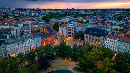 Weinbergspark Kollwitzkiez Berlin Berliner Drone Grünanlage Parkbank Nachbarschaft Kultur Skulpturen Spielplatz Bäume Picknick Spaziergang Denkmal Geschichte Architektur Café Brunnen Kunst Wohnviertel © Pedro