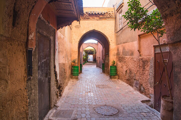 Fototapeta na wymiar Arched cobblestone alley in Marrakech.