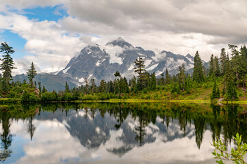 Fototapeta na wymiar Picture Lake and Mt. Shuksan, Washington. Picture Lake is the centerpiece of a strikingly beautiful landscape in the Heather Meadows area of the Mt. Baker-Snoqualmie National Forest.