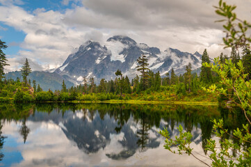 Fototapeta na wymiar Picture Lake and Mt. Shuksan, Washington. Picture Lake is the centerpiece of a strikingly beautiful landscape in the Heather Meadows area of the Mt. Baker-Snoqualmie National Forest.