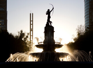 Silueta de la glorieta de Diana la Cazadora por la calle Reforma en la ciudad de México