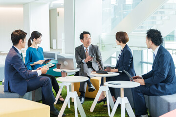 オフィスのロビーで話をするビジネスグループ