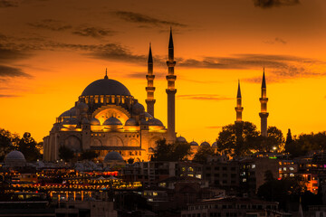 Fototapeta na wymiar Amazing skyline of Istanbul at sunset with Suleymaniye Mosque, Turkey