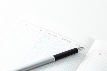 白背景に帳簿