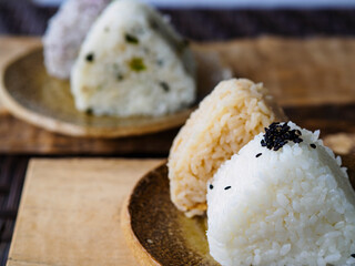 塩むすびとかやくごはんのおにぎり