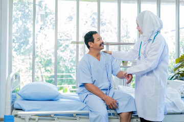 Obraz premium asian muslim woman nurse and doctor working with smiling and freshness together to takecare ill old senior patient in hospital.