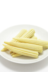 皿にのった白背景のヤングコーン