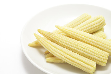 皿にのった白背景のヤングコーン