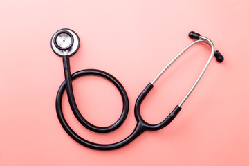 ピンク背景に聴診器
