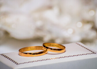 Vemos un par de alianzas de oro 18 quilates , que representan la unión , el amor y la fe.