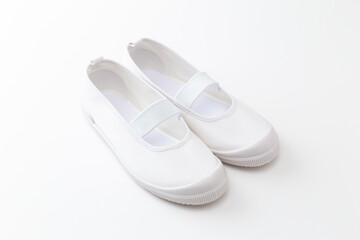 白背景に子供用のインドアシューズ