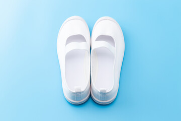 青背景に子供用のインドアシューズ