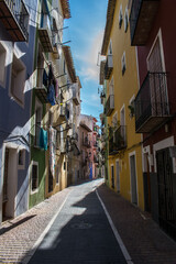 Fototapeta na wymiar Calle de barrio pesquero iluminada por el sol