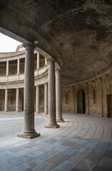 Claustro de palacio renacentista con columnas