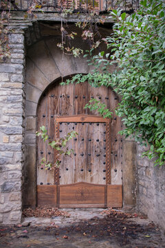 Puerta medieval de palacio noble en invierno