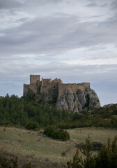 Fototapeta na wymiar Castillo medieval recortado sobre el horizonte con fondo de nubes
