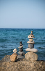 Fototapeta na wymiar Piedras amontonados en equilibrio frente al mar