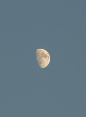 Paisaje de luna gibosa creciente antes de anochecer