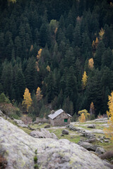 Refugio rural en medio del valle de otoño