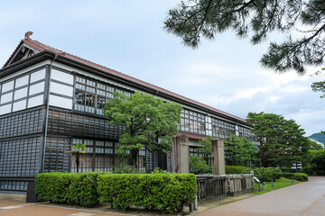 Fototapeta na wymiar 日本最大級の木造校舎である明倫学舎本館