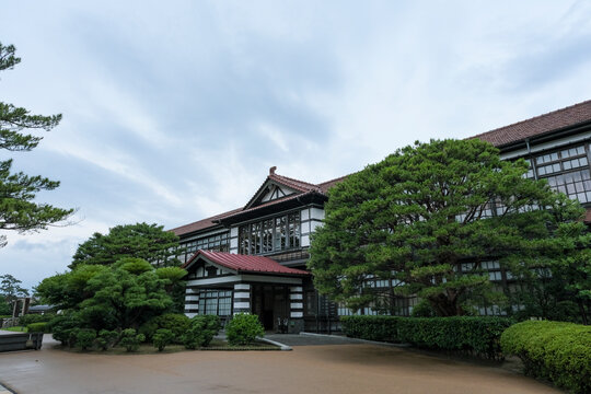日本最大級の木造校舎である明倫学舎本館