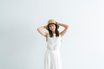 麦わら帽子をかぶった女性