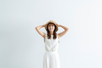 麦わら帽子をかぶった女性