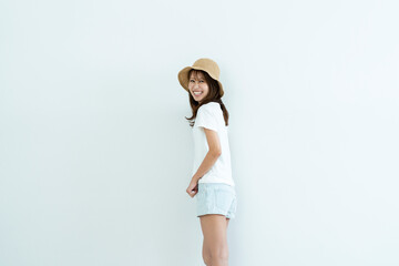 麦わら帽子をかぶった女性