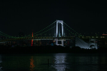 Fototapeta premium Vista nocturna del Raibow Bridge y Tokyo Tower en Japón