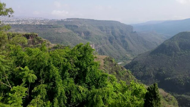 vistas de la naturaleza en la barranca de huentitan en jalisco 
