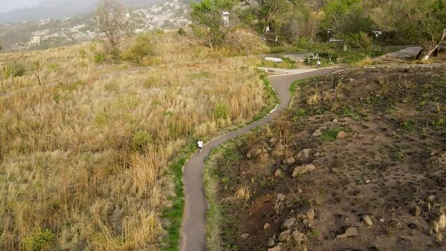 andadores para caminar en bosque de la barranca de Huentit&aacute;n en jalisco 