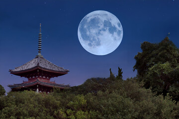 志渡寺　四国霊場86番札所の五重塔と中秋の名月