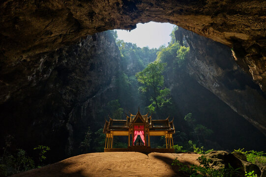 temple bouddhiste dans une grotte Nakhon Cave situ&eacute; dans le parc Sam Roi Yot pr&egrave;s de Prachuap Khiri Khan au sud de Hua Hin en Thailande