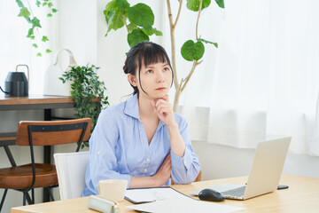 テレワークをする女性