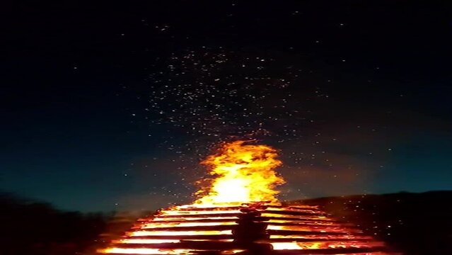 gro&szlig;es Osterfeuer brennt bei Nacht