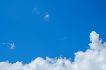 【写真素材】 青空　空　雲　真夏の空　背景　背景素材　8月　コピースペース	