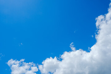 【写真素材】 青空　空　雲　真夏の空　背景　背景素材　8月　コピースペース	