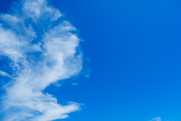 【写真素材】 青空　空　雲　真夏の空　背景　背景素材　8月　コピースペース	