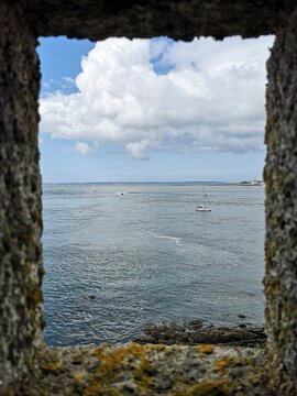 Vue sur la mer &agrave; travers les remparts de la citadelle de Port-Louis