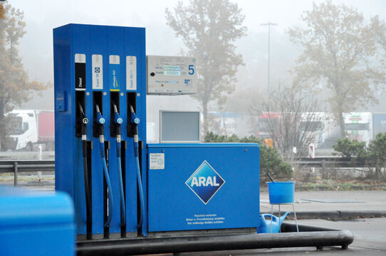 Die Aral Tankstelle: Die blaue Tanks&auml;ule f&uuml;r vielf&auml;ltige Mineral&ouml;lprodukte in Deutschland. 