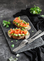 Tostadas con aguacate y salmón