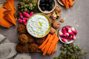 plateau apéritif crudités, fromage, olives, noix, maïs, sauce tzatziki, raisin