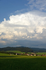 Gewitterwolke über Neufahrn am Wallersee