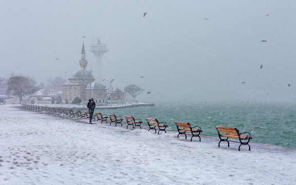 &Uuml;k&uuml;dar District, Salacak walking path and Şemsi Pasha Mosque under snowfall.