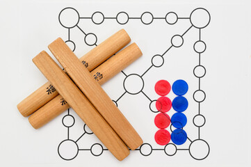 한국 전통민속놀이인 윷놀이에 필요한 윷가락과 말판