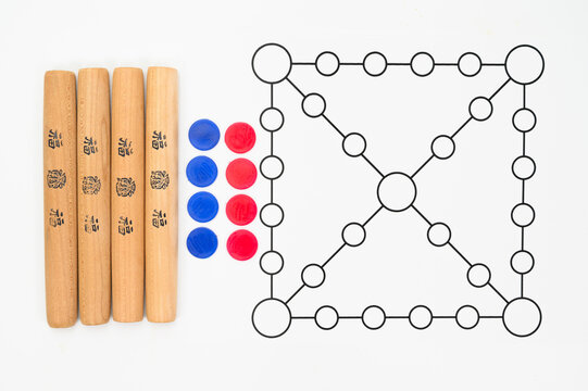 한국 전통민속놀이인 윷놀이에 필요한 윷가락과 말판