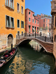 Fototapeta na wymiar Un canal de Venise en été